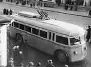 Один из самых первых троллейбусов (№03) на проспекте 25 Октября. Фото: октябрь 1936 г.